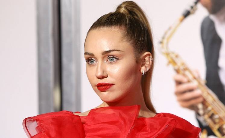 Miley Cyrus pozuje topless. Na zdjęciu widać jej "nową miłość"! „Miley…Miley bogini”