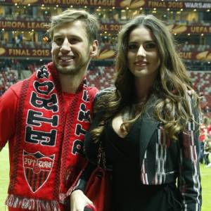 Célia Krychowiak śmiało eksponuje biust. Modelka pozuje w białym bikini!