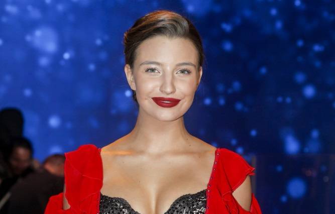 Julia Wieniawa bez stanika. Aktorka odważnie odsłania biust!