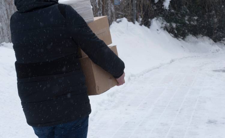 Zima zatrzymuje przesyłki! Poczta Polska ostrzega przed opóźnieniami, fot. Shutterstock