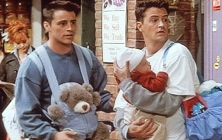 Serialowa córka Rossa i Rachel z "Przyjaciół" odpowiada po latach na żart Chandlera. Tego nikt się nie spodziewał!