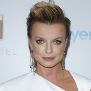 Tylko rozpięta koszula otula jej ciało. 48-letnia jurorka "Top Model" dała się ponieść. Wyzywająco?! [FOTO]