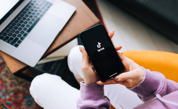 Zaskakujący trik z TikToka na płaski brzuch! Nie każdy będzie chciał go zastosować... [WIDEO]