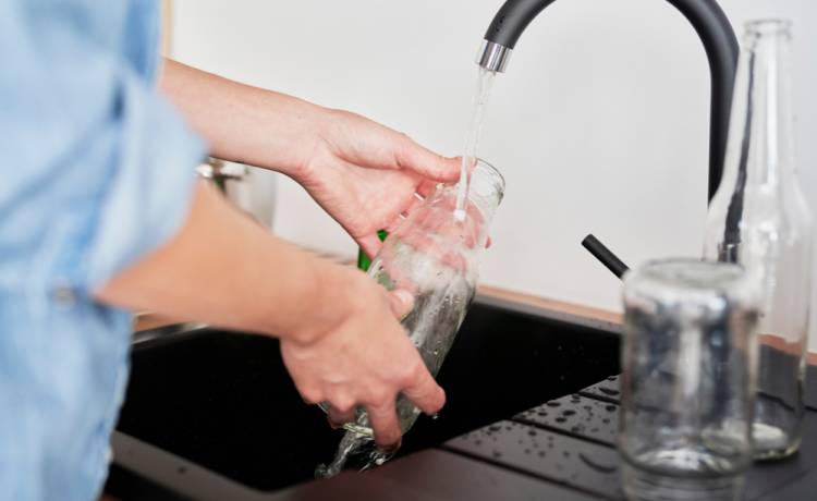 Butelka na wodę może być źródłem groźnych bakterii, fot. Shutterstock