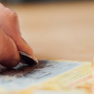 Starsza pani wygrała fortunę, a właściciel kolektury uciekł z kuponem. Co stało się z jej wygraną?