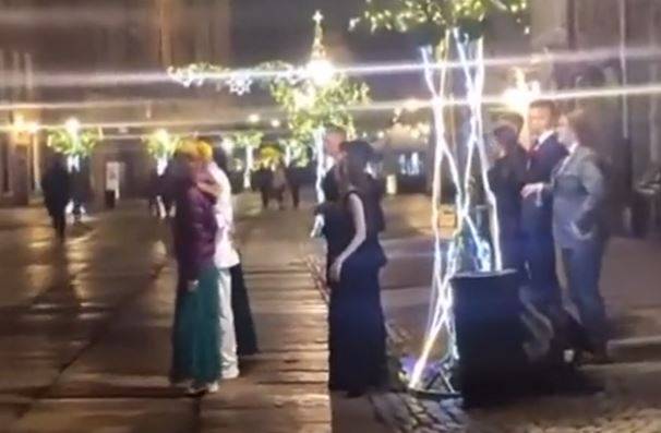 Nauczycielka nie mogła pojawić się na studniówce. Uczniowie przyszli pod jej okna! [WIDEO]