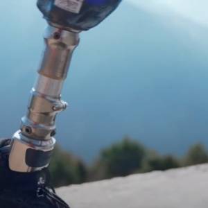 Nie ma rzeczy niemożliwych. Sportowiec po amputacji nóg wspiął się na Everest [WIDEO]