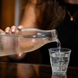 Woda gazowana – orzeźwienie czy ryzyko? Eksperci mówią jasno