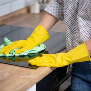 Tak wyczyścisz szklaną płytę indukcyjną! Specjaliści zdradzają prosty patent