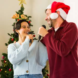 Kolędy – świąteczna tradycja z głębokimi korzeniami. Skąd się wzięło kolędowanie?