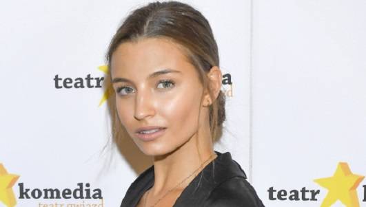 Drapieżna Julia Wieniawa w skąpych strojach odsłania ciało. Nie pozostawia wiele dla wyobraźni            