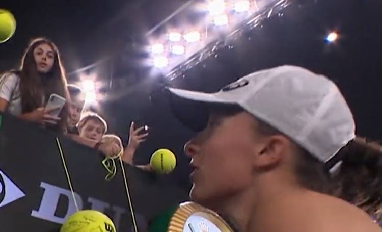 Iga Świątek musiała interweniować. Fan rzucił w nią piłką [WIDEO]