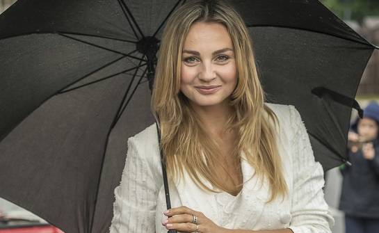 Małgorzata Socha kusi głębokim dekoltem! Gwiazda "Przyjaciółek" wybrała oryginalną stylizację i podzieliła internautów! 