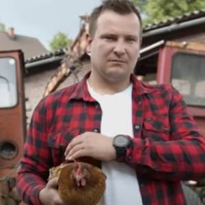"Rolnik szuka żony". Grzegorz rapuje o pracy na roli i miłości do Ani. Uczestnik wziął udział w #hot16challenge2! [WIDEO]