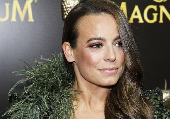 Anna Mucha uwodzicielsko ściąga sukienkę z piersi. „Świstak musiał nieźle zawijać” [ZDJĘCIE]