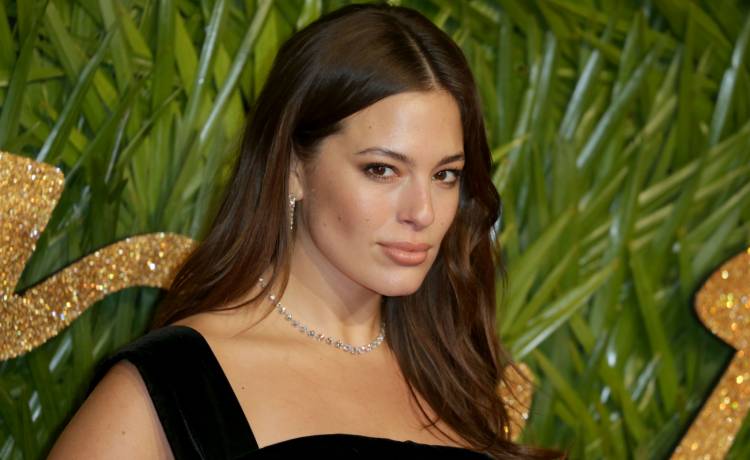 Ashley Graham kusi na Instagramie. Modelka plus size eksponuje ciało w seksownym kombinezonie w panterkę [FOTO]