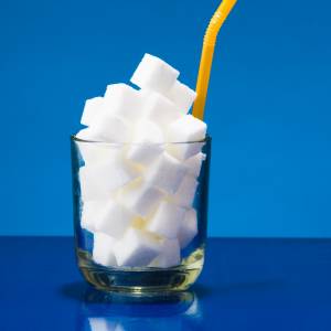 Podatek cukrowy - co to jest? Ile wynosi? Jak go obliczyć? [KALKULATOR PODATUKU CUKROWEGO]