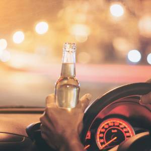 Jechał samochodem i spożywał alkohol. Wszystko transmitował w Internecie