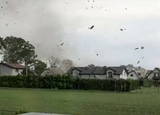 Rozrywająca dachy trąba powietrzna przeszła przez Kaniów! To wideo mrozi krew w żyłach!