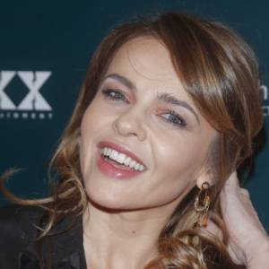 Edyta Herbuś kipi seksapilem. Roznegliżowana gwiazda kusi dekoltem w łóżku [FOTO]