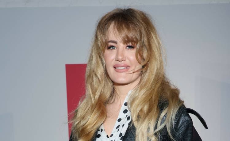 Ewa z "Gogglebox" w ultra krótkiej mini i z czerwoną pomadką na ustach! "Zjawiskowo" [WIDEO]