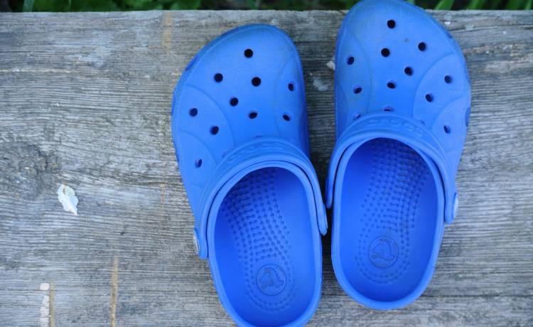 Kobieta ostrzega przed noszeniem crocsów. U jej córki omal nie doszło do strasznego wypadku!