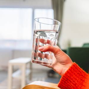 Wielu Polaków popełnia ten błąd! Ekspertka tłumaczy: „picie dużej ilości wody podczas jedzenia może...”