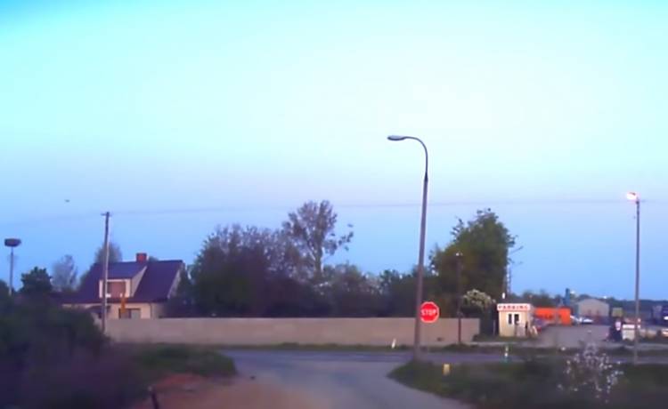 Absurdalna sytuacja na drodze! Rowerzysta jechał zygzakiem, bo... "Tak pies prowadził" [WIDEO]