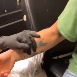 Poszła na tatuaż. Artysta wykonał go... z błędem ortograficznym [WIDEO]