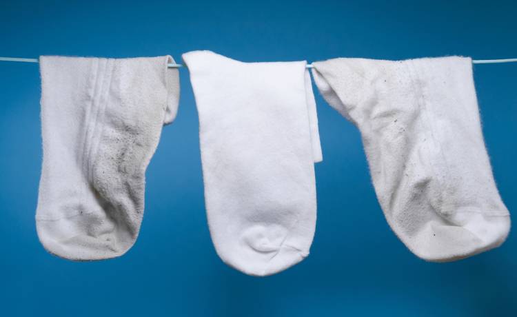 5 domowych sposobów na niechciane plamy. Jak doprać białe skarpetki? 