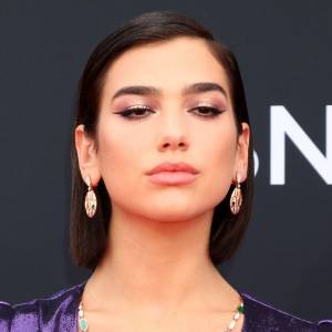 Dua Lipa odsłania wdzięki na basenie. Piosenkarka kusi w bikini. "Królowa" [FOTO]