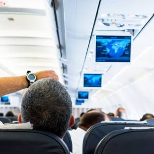 Puścił współpasażerom własny film i wywołał burzę w sieci. "Żenujące zachowanie" [FOTO]                  