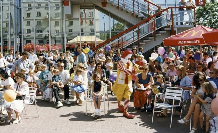 To była pierwsza restauracja McDonald's w Polsce. Na otwarciu były ogromne kolejki [FOTO]