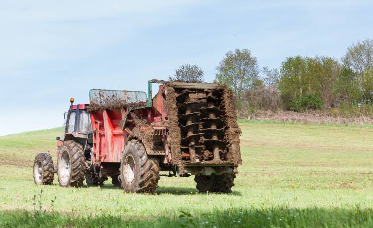 Nie żyje 56-letni rolnik. Został wciągnięty przez rozrzutnik obornika