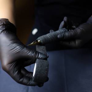 Pamiętacie kobietę z tatuażem gwiazdek na twarzy? Dziś usunęła wszystkie. Tak wygląda teraz [FOTO]