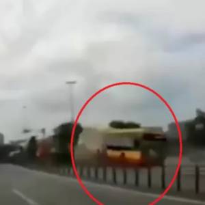 Dramatyczne nagranie z wypadku autobusu na S8 w Warszawie [WIDEO]