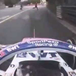 Porządkowi cudem uniknęli śmierci na torze F1. Przerażające nagranie [WIDEO]