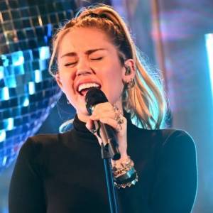 Miley Cyrus w ciąży? Piosenkarka komentuje sensacyjne doniesienia!
