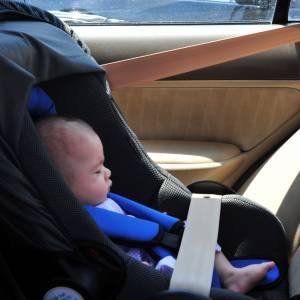 Dziecko zamknięte w aucie w trakcie upału. Co zrobić, gdy zauważymy taką sytuację?