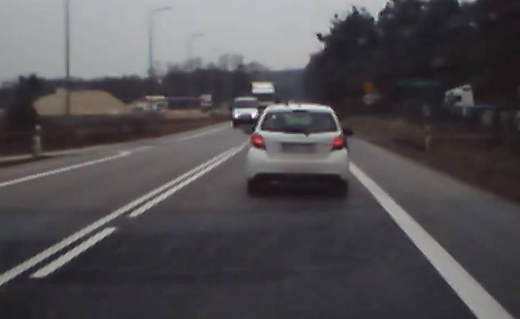 Policja poszukuje kierowcy, który niemal doprowadził do tragicznego wypadku [WIDEO]