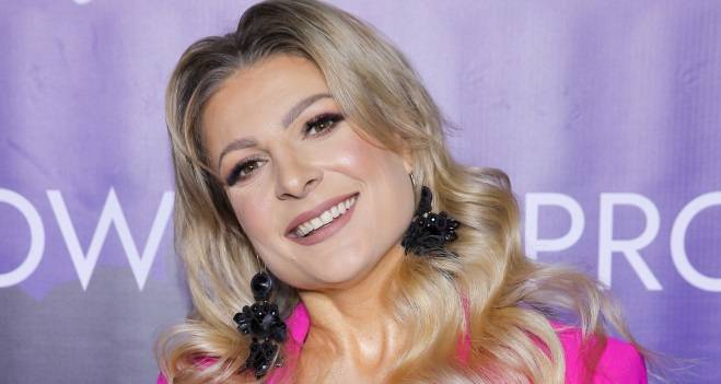 Magdalena Narożna eksponuje zgrabną sylwetkę, pozując w oryginalnych strojach. "Masz cudowną figurę" [ZDJĘCIA]