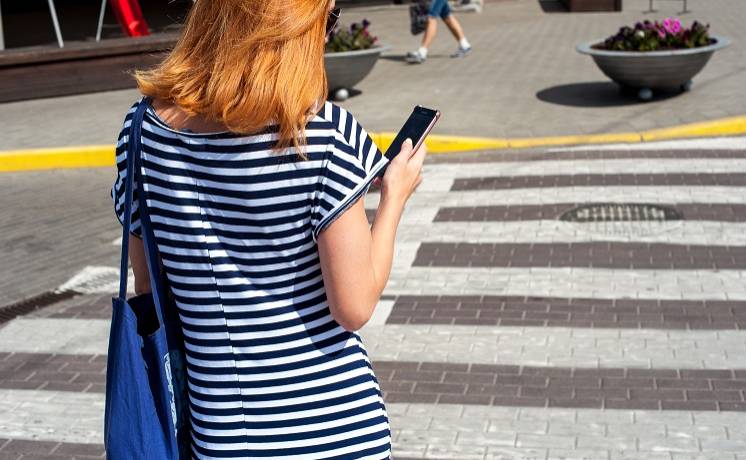 To oni są przyczyną wypadków drogowych. Jak radzić sobie ze „smartfonowymi zombie”? [WIDEO]