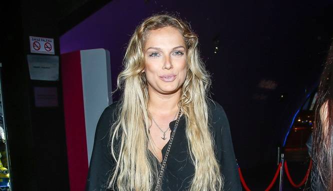 Joanna Liszowska znów zaskakuje metamorfozą. Aktorka pokazała się w czarnych włosach! [ZDJĘCIA]                     