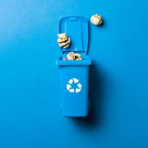 Za wyrzucenie tego papieru do niebieskiego pojemnika możesz dostać mandat! Polacy wciąż mają problemy z segregacją śmieci