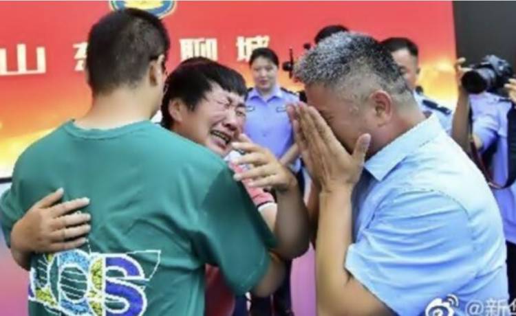 Chiny. Ojciec odnalazł porwanego syna po 24 latach. W trakcie poszukiwań przejechał pół miliona kilometrów