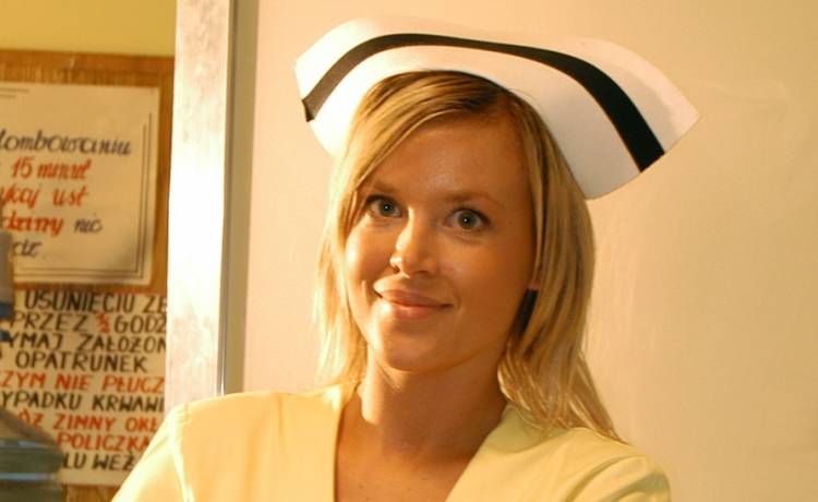 Magdalena Mazur grała seksowną pielęgniarkę w "Daleko od noszy". Tak wygląda po latach [ZDJĘCIA]