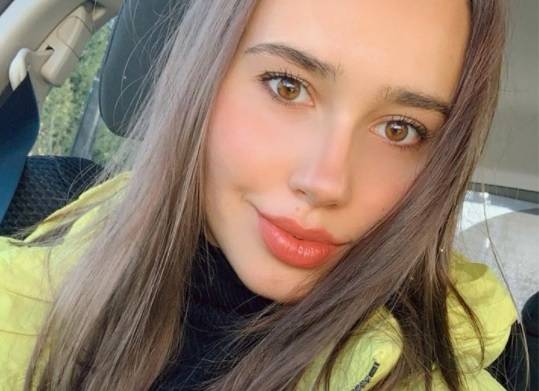 Dziewczyna Piotra Żyły w mini przyozdabia choinkę. Marcelina Ziętek kusi w czerwieni! "Sexy, jest ogień" - komentują internauci [WIDEO]