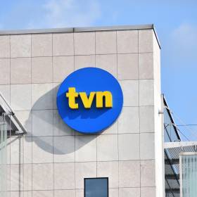 Adam Woronowicz poprowadzi nowy program TVN! Czas na „Taskmastera” 