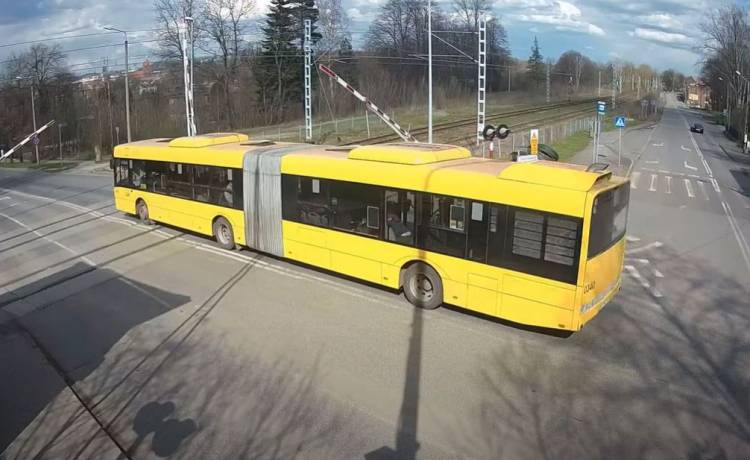 Chwile grozy na przejeździe. Autobus przejechał, gdy rogatki zaczęły się opuszczać [WIDEO]