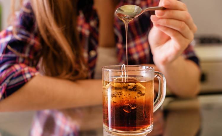 Pijesz gorącą herbatę z miodem? Nie popełniaj tego błędu!